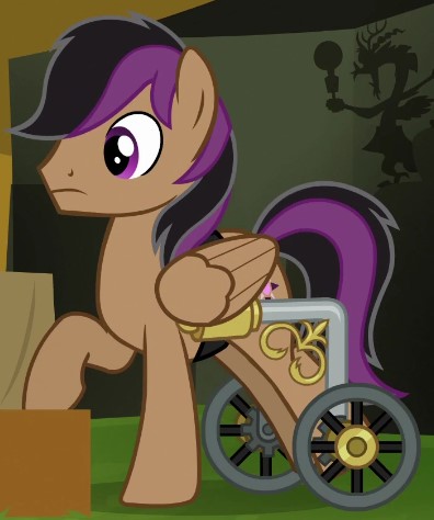 Un poney du dessin animé my little poney avec un problème de mobilité aux jambes arrière, soutenues par un outillage avec des roues.