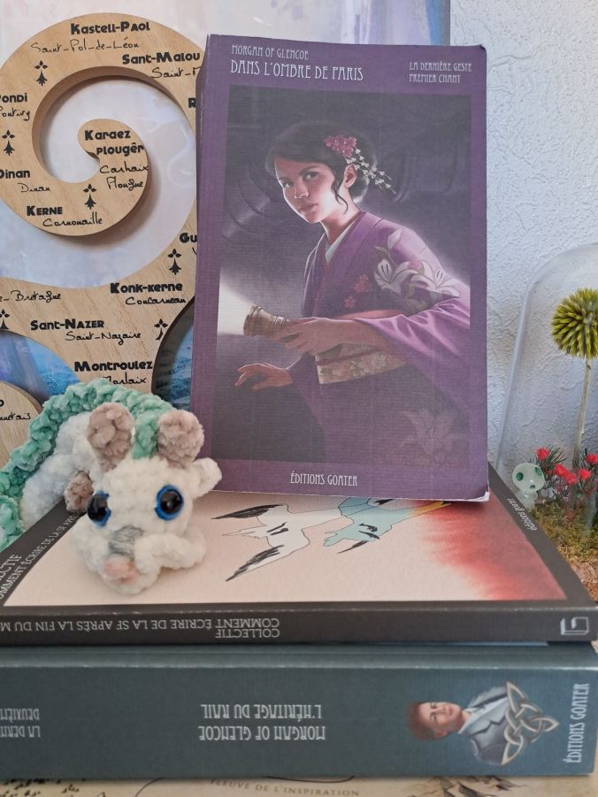 Photo montrant les 3 livres mentionnés dans la PAL ainsi qu'un petit dragon au crochet