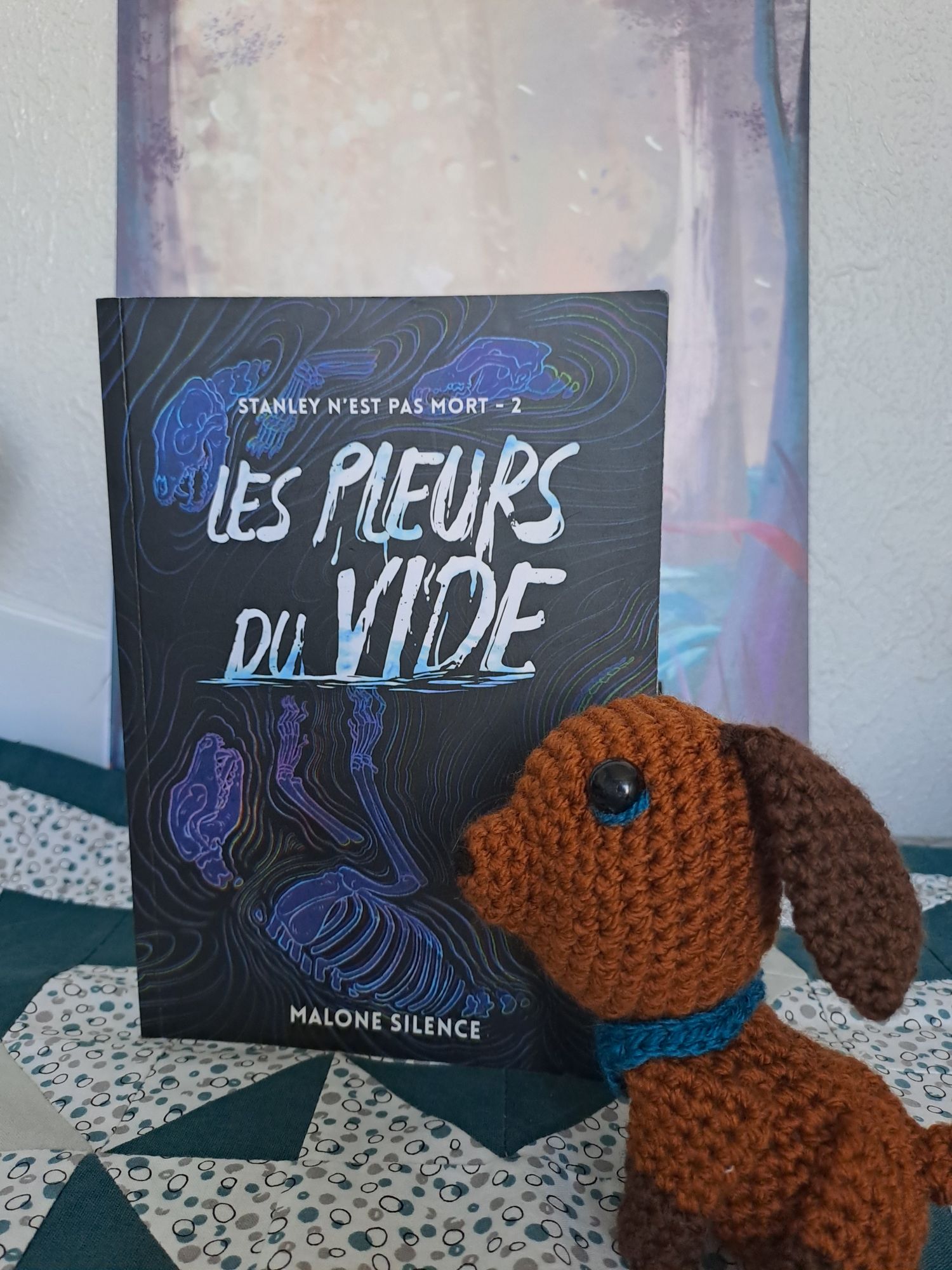 Photo du livre Les pleurs du vide, avec un chien au crochet.