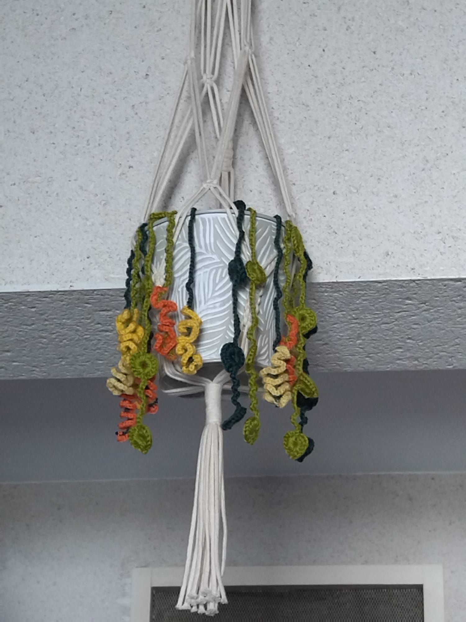 Suspension au crochet avec des fleurs jaunes et oranges