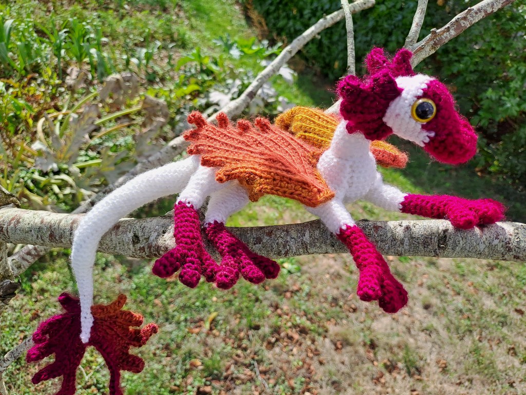 Dragon au crochet blanc et violet aux ailes or/orange